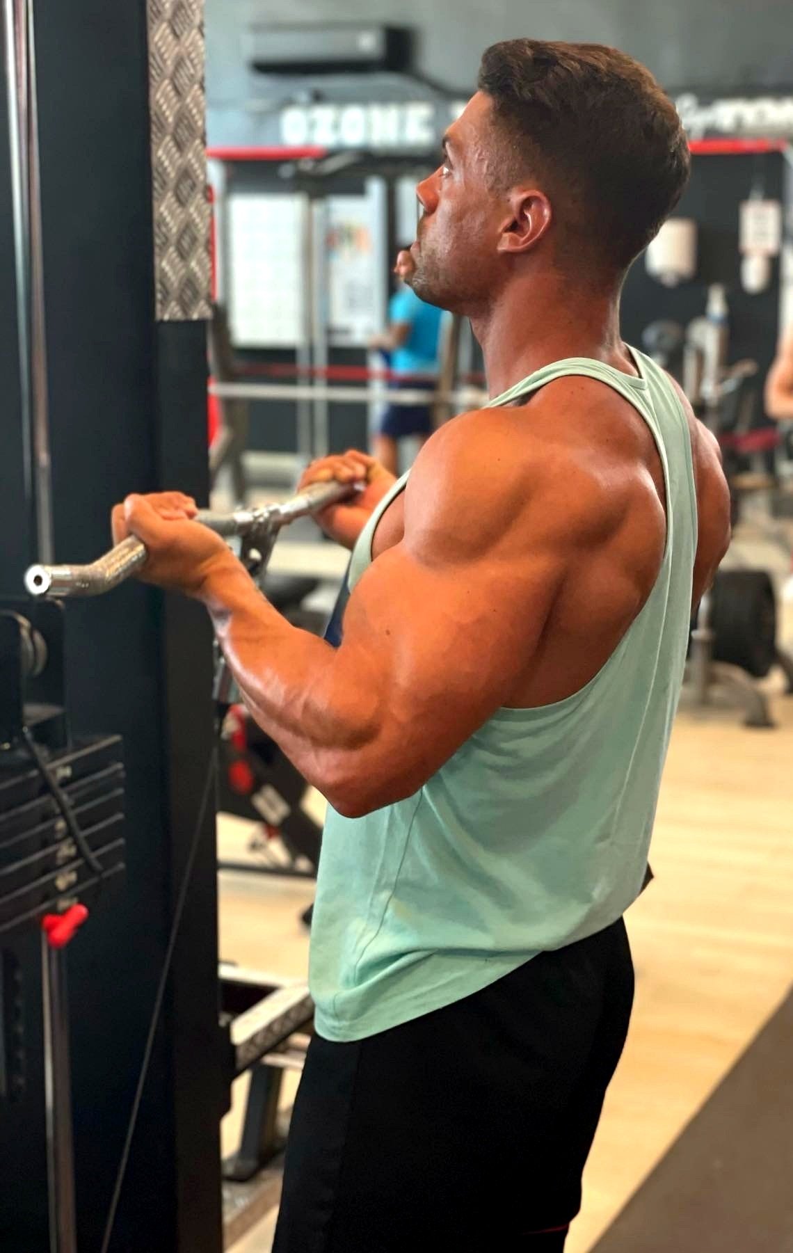 Adri Montaño entrenando en el gimnasio